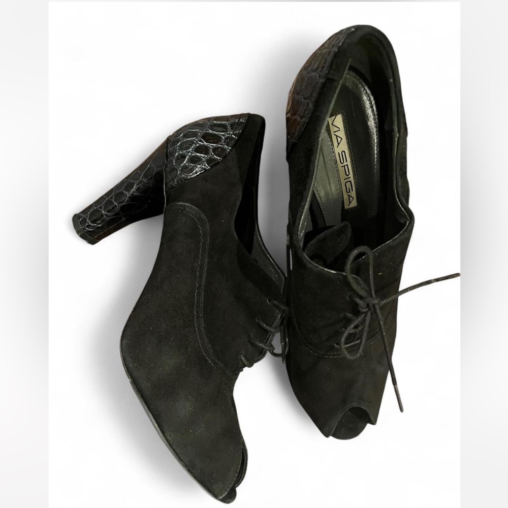 Black suede peep toe heels with crocodile print #glamour Via Spiga 8.5